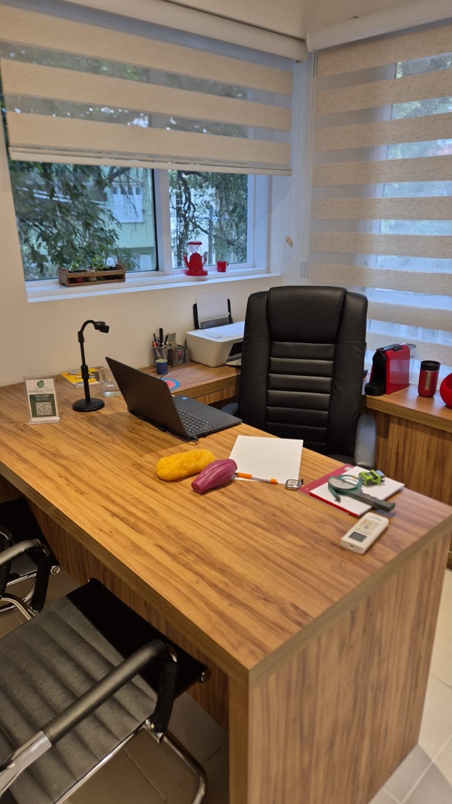 Mesa de atendimento do consultório